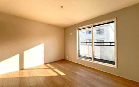 �_�ސ쌧������s�����u2���ڂ̐V�z��ˌ��Ă̎q������