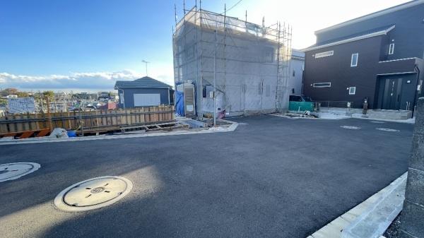 �_�ސ쌧���l�s���J�扺���J2���ڂ̐V�z��ˌ��Ă̑O�ʓ��H�܂ތ��n�ʐ^