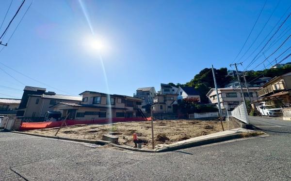 �_�ސ쌧���l�s�����x����3���ڂ̐V�z��ˌ��Ă̑O�ʓ��H�܂ތ��n�ʐ^