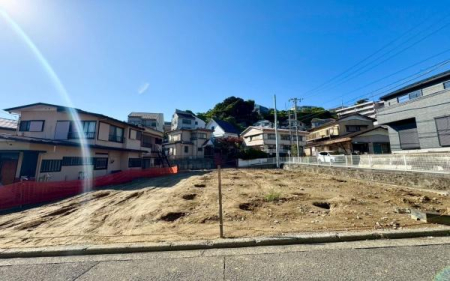 �_�ސ쌧���l�s�����x����3���ڂ̐V�z��ˌ��Ă̑O�ʓ��H�܂ތ��n�ʐ^