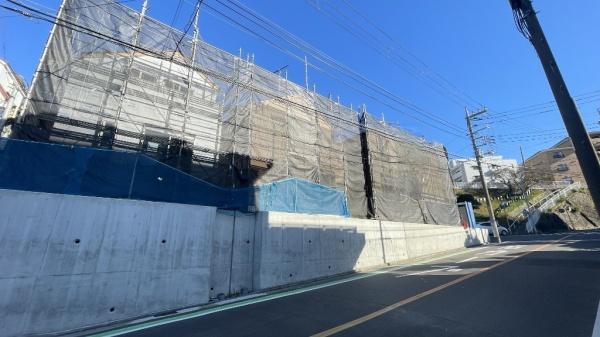 �_�ސ쌧���l�s��q��X���u1���ڂ̐V�z��ˌ��Ă̑O�ʓ��H�܂ތ��n�ʐ^