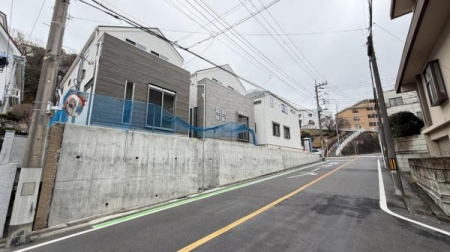 �_�ސ쌧���l�s��q��X���u1���ڂ̐V�z��ˌ��Ă̑O�ʓ��H�܂ތ��n�ʐ^