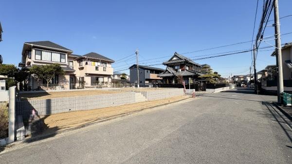 �_�ސ쌧���l�s�`�������R3���ڂ̐V�z��ˌ��Ă̑O�ʓ��H�܂ތ��n�ʐ^