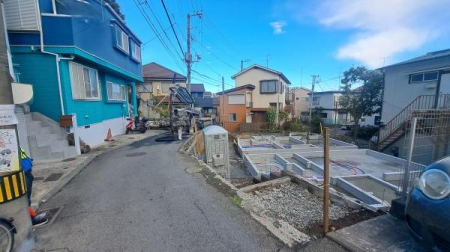 �_�ސ쌧���l�s����{�q��1���ڂ̐V�z��ˌ��Ă̑O�ʓ��H�܂ތ��n�ʐ^