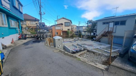 �_�ސ쌧���l�s����{�q��1���ڂ̐V�z��ˌ��Ă̑O�ʓ��H�܂ތ��n�ʐ^