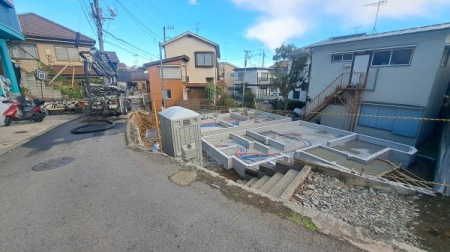 �_�ސ쌧���l�s����{�q��1���ڂ̐V�z��ˌ��Ă̑O�ʓ��H�܂ތ��n�ʐ^