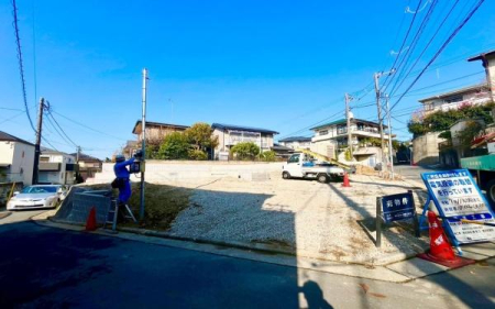 �_�ސ쌧���l�s��q��X���u2���ڂ̐V�z��ˌ��Ă̑O�ʓ��H�܂ތ��n�ʐ^