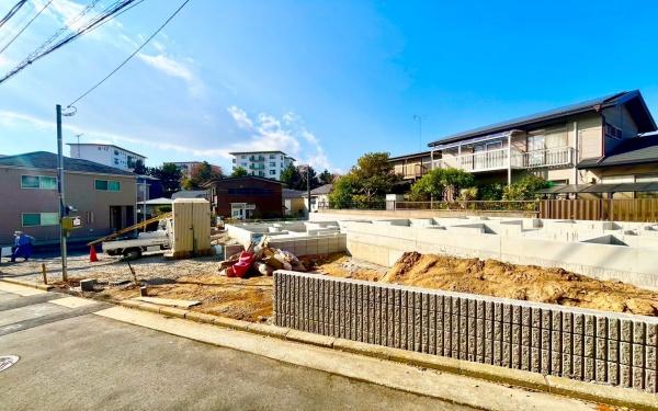 �_�ސ쌧���l�s��q��X���u2���ڂ̐V�z��ˌ��Ă̑O�ʓ��H�܂ތ��n�ʐ^