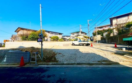 �_�ސ쌧���l�s��q��X���u2���ڂ̐V�z��ˌ��Ă̑O�ʓ��H�܂ތ��n�ʐ^