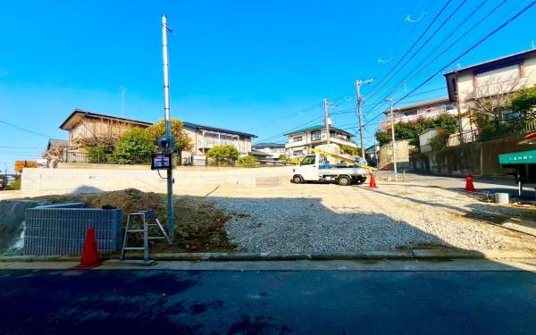 �_�ސ쌧���l�s��q��X���u2���ڂ̐V�z��ˌ��Ă̑O�ʓ��H�܂ތ��n�ʐ^