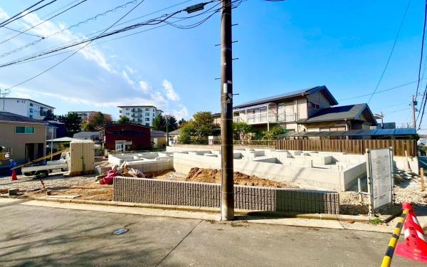 �_�ސ쌧���l�s��q��X���u2���ڂ̐V�z��ˌ��Ă̑O�ʓ��H�܂ތ��n�ʐ^