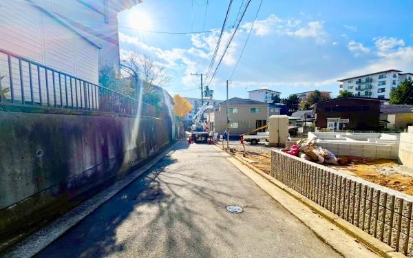 �_�ސ쌧���l�s��q��X���u2���ڂ̐V�z��ˌ��Ă̑O�ʓ��H�܂ތ��n�ʐ^