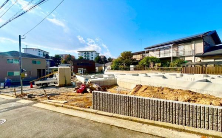 �_�ސ쌧���l�s��q��X���u2���ڂ̐V�z��ˌ��Ă̑O�ʓ��H�܂ތ��n�ʐ^