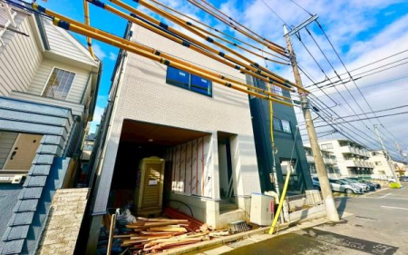 �_�ސ쌧���s���Ë抁�P�J2���ڂ̐V�z��ˌ��Ă̑O�ʓ��H�܂ތ��n�ʐ^