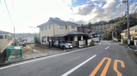 �_�ސ쌧���l�s�h�揬���P�J3���ڂ̐V�z��ˌ��Ă̑O�ʓ��H�܂ތ��n�ʐ^