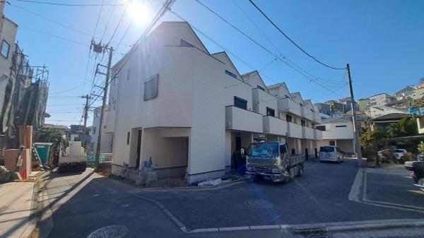 �_�ސ쌧���l�s��q��ێR1���ڂ̐V�z��ˌ��Ă̑O�ʓ��H�܂ތ��n�ʐ^