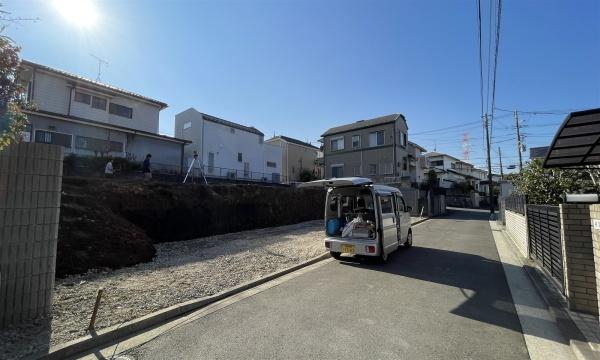 �_�ސ쌧���l�s����P�����̐V�z��ˌ��Ă̑O�ʓ��H�܂ތ��n�ʐ^