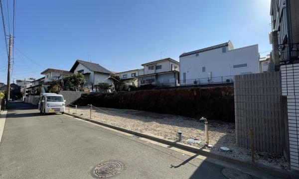 �_�ސ쌧���l�s����P�����̐V�z��ˌ��Ă̑O�ʓ��H�܂ތ��n�ʐ^