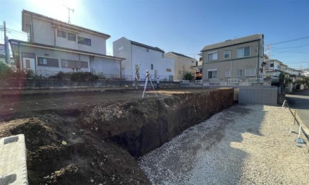 �_�ސ쌧���l�s����P�����̐V�z��ˌ��Ă̑O�ʓ��H�܂ތ��n�ʐ^