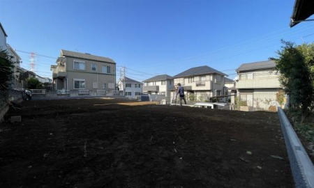 �_�ސ쌧���l�s����P�����̐V�z��ˌ��Ă̑O�ʓ��H�܂ތ��n�ʐ^