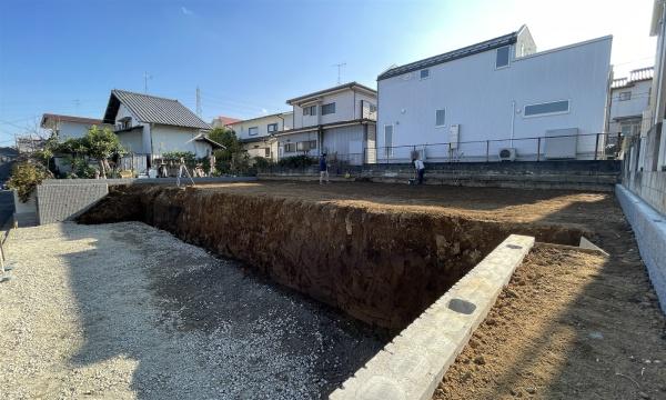 �_�ސ쌧���l�s����P�����̐V�z��ˌ��Ă̑O�ʓ��H�܂ތ��n�ʐ^