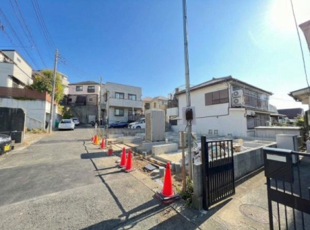 �_�ސ쌧���l�s�_�ސ�揼����4���ڂ̐V�z��ˌ��Ă̑O�ʓ��H�܂ތ��n�ʐ^