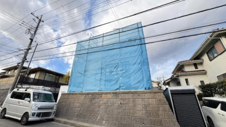 �_�ސ쌧���l�s�����\����1���ڂ̐V�z��ˌ��Ă̑O�ʓ��H�܂ތ��n�ʐ^