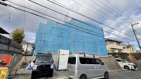 �_�ސ쌧���l�s�����\����1���ڂ̐V�z��ˌ��Ă̑O�ʓ��H�܂ތ��n�ʐ^