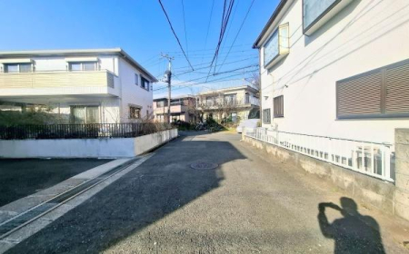 �_�ސ쌧���l�s�˒ˋ拂��6���ڂ̒��È�ˌ��Ă̑O�ʓ��H�܂ތ��n�ʐ^