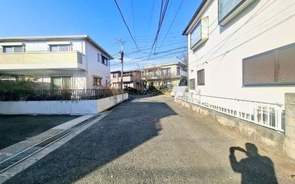 �_�ސ쌧���l�s�˒ˋ拂��6���ڂ̒��È�ˌ��Ă̑O�ʓ��H�܂ތ��n�ʐ^