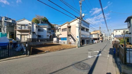 �_�ސ쌧���l�s���挳�v�ے��̓y�n�̑O�ʓ��H�܂ތ��n�ʐ^