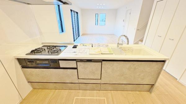 �_�ސ쌧���l�s��q��m����4���ڂ̐V�z��ˌ��ẴL�b�`��