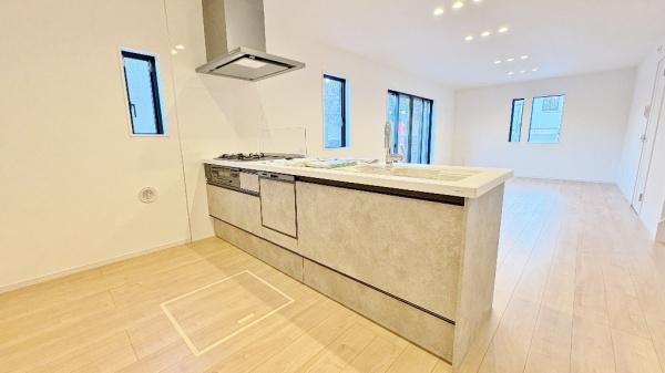 �_�ސ쌧���l�s��q��m����4���ڂ̐V�z��ˌ��ẴL�b�`��