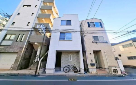 �_�ސ쌧���s������V��2���ڂ̒��È�ˌ��Ă̑O�ʓ��H�܂ތ��n�ʐ^