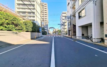 �_�ސ쌧���s������V��2���ڂ̒��È�ˌ��Ă̑O�ʓ��H�܂ތ��n�ʐ^