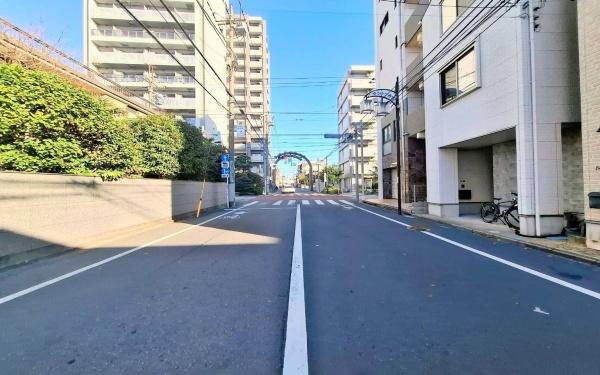 �_�ސ쌧���s������V��2���ڂ̒��È�ˌ��Ă̑O�ʓ��H�܂ތ��n�ʐ^