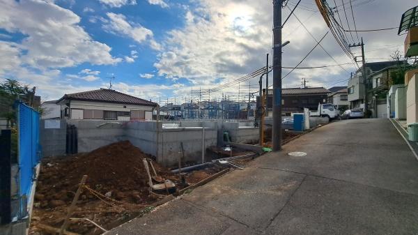 �_�ސ쌧���s�������c3���ڂ̐V�z��ˌ��Ă̑O�ʓ��H�܂ތ��n�ʐ^