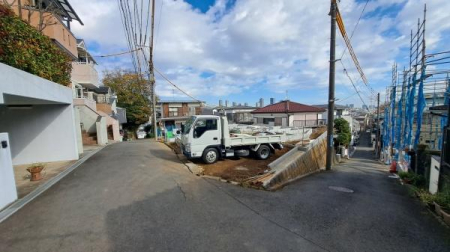 �_�ސ쌧���s�������c3���ڂ̐V�z��ˌ��Ă̑O�ʓ��H�܂ތ��n�ʐ^