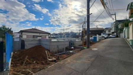 �_�ސ쌧���s�������c3���ڂ̐V�z��ˌ��Ă̑O�ʓ��H�܂ތ��n�ʐ^