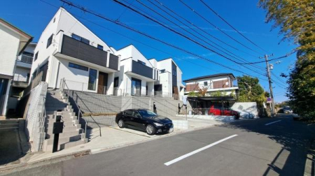 �_�ސ쌧���l�s��q��m����1���ڂ̒��È�ˌ��Ă̑O�ʓ��H�܂ތ��n�ʐ^