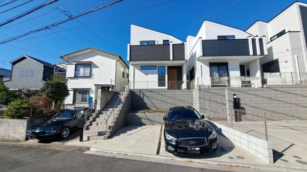 �_�ސ쌧���l�s��q��m����1���ڂ̒��È�ˌ��Ă̑O�ʓ��H�܂ތ��n�ʐ^