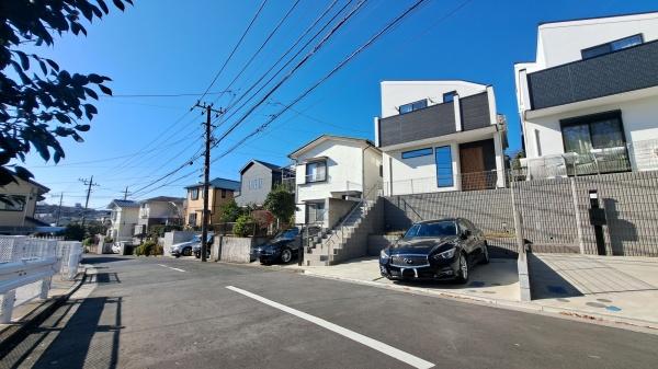 �_�ސ쌧���l�s��q��m����1���ڂ̒��È�ˌ��Ă̑O�ʓ��H�܂ތ��n�ʐ^