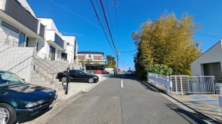 �_�ސ쌧���l�s��q��m����1���ڂ̒��È�ˌ��Ă̑O�ʓ��H�܂ތ��n�ʐ^