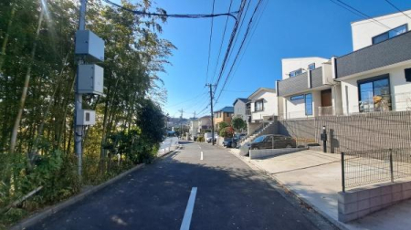 �_�ސ쌧���l�s��q��m����1���ڂ̒��È�ˌ��Ă̑O�ʓ��H�܂ތ��n�ʐ^