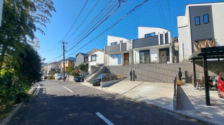 �_�ސ쌧���l�s��q��m����1���ڂ̒��È�ˌ��Ă̑O�ʓ��H�܂ތ��n�ʐ^