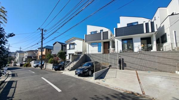 �_�ސ쌧���l�s��q��m����1���ڂ̒��È�ˌ��Ă̑O�ʓ��H�܂ތ��n�ʐ^