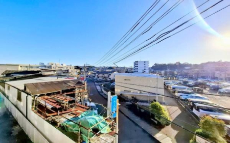 �_�ސ쌧���s������h�͌�6���ڂ̒��Ã}���V�����̏Z�˂���̒��]�ʐ^