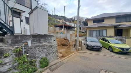 �_�ސ쌧���l�s�_�ސ�攒�������̐V�z��ˌ��Ă̑O�ʓ��H�܂ތ��n�ʐ^