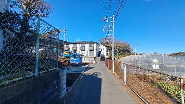 �_�ސ쌧���l�s���a�򒆉��k5���ڂ̐V�z��ˌ��Ă̑O�ʓ��H�܂ތ��n�ʐ^