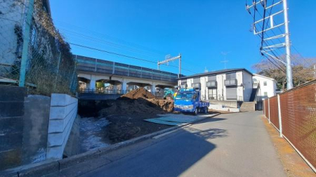 �_�ސ쌧���l�s���a�򒆉��k5���ڂ̐V�z��ˌ��Ă̑O�ʓ��H�܂ތ��n�ʐ^